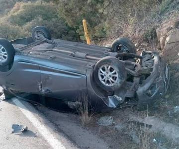 Automóvil sufre aparatoso accidente en carretera Ímuris-Cananea