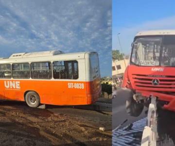 Camión de transporte sufre accidente en puente del bulevar Luis Encinas