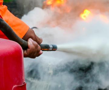 Incendio en taller mecánico por quema de basura al sur de Hermosillo