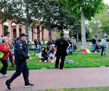 Policía repliega protesta de estudiantes propalestinos en Los Ángeles