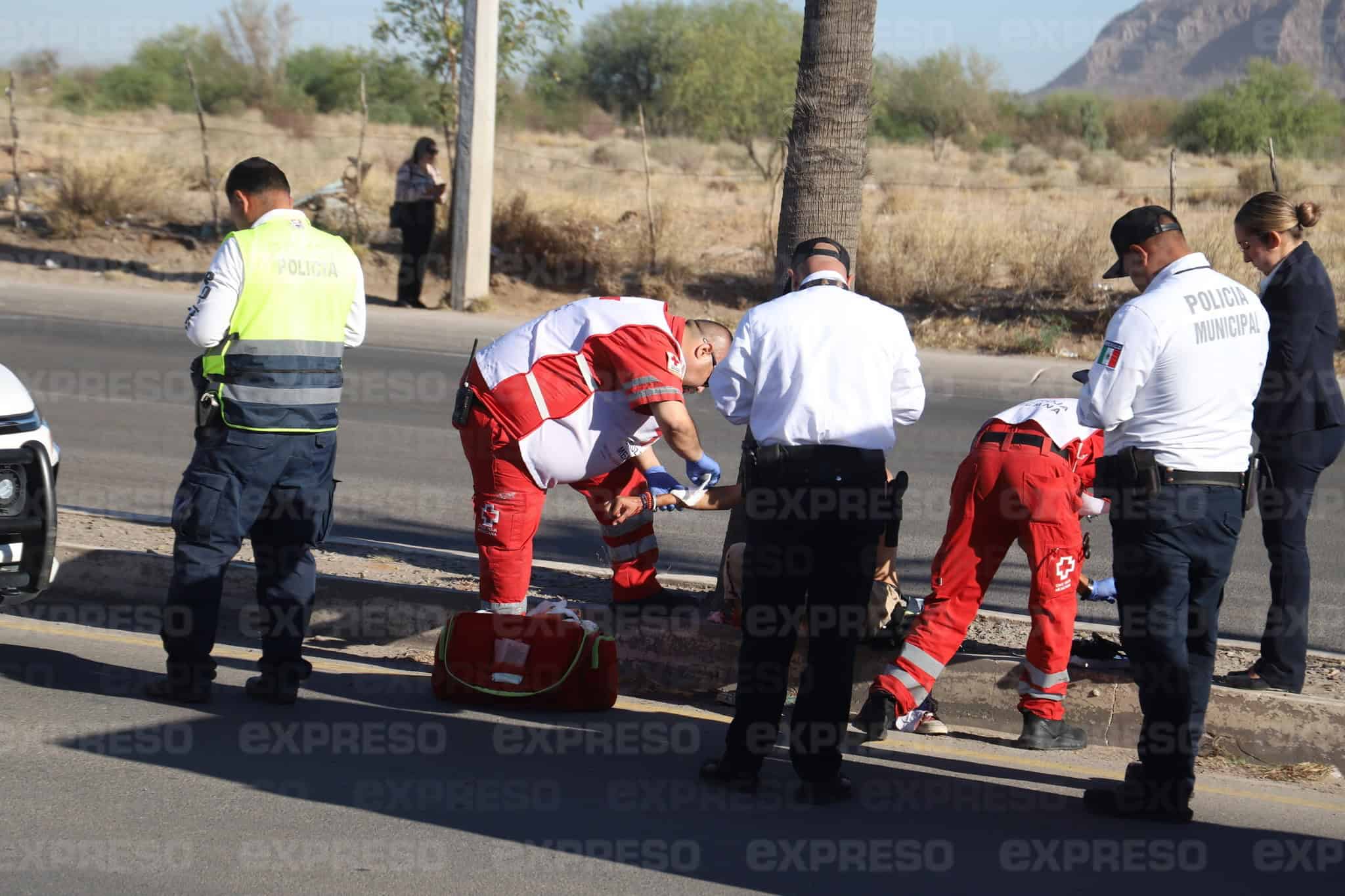 Camioneta embiste a joven en la colonia Puerta Real