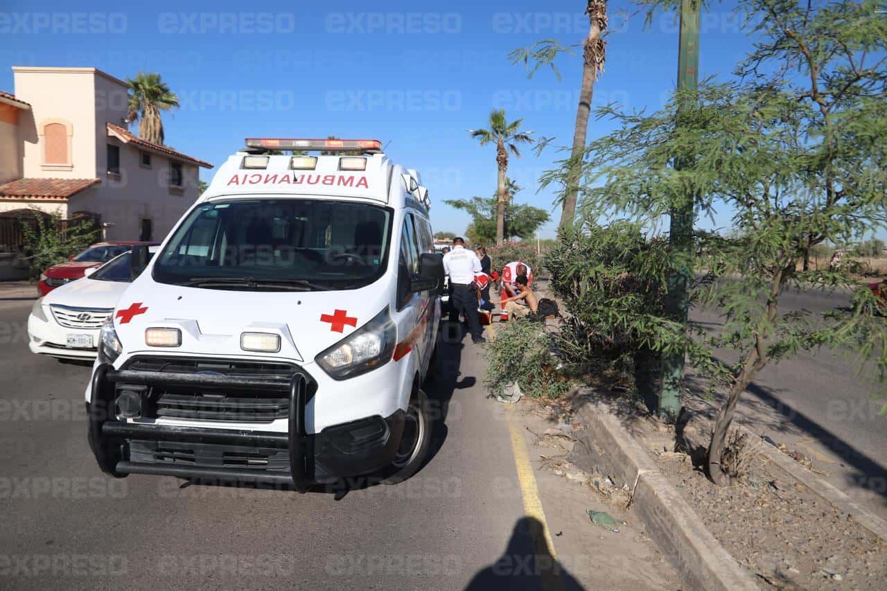 Camioneta embiste a joven en la colonia Puerta Real