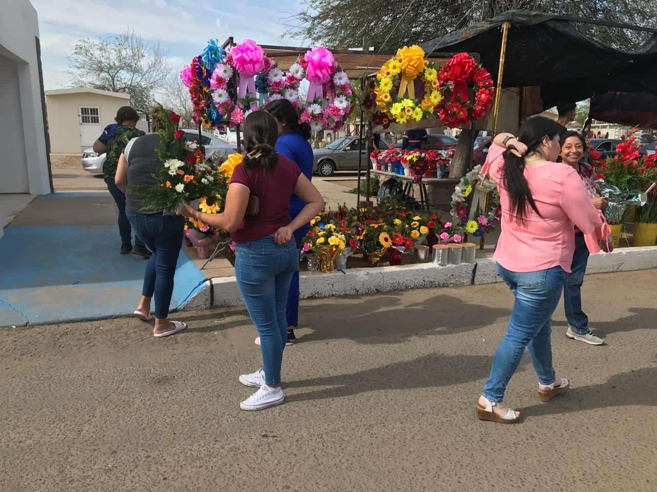 Visitan panteones de Hermosillo por el Día de las Madres