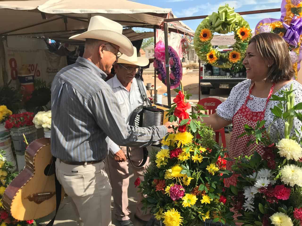 Visitan panteones de Hermosillo por el Día de las Madres