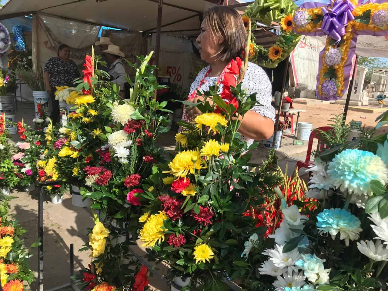 Visitan panteones de Hermosillo por el Día de las Madres