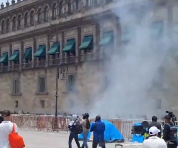 Normalistas lanzan cohetones a Palacio Nacional tras liberación de militares