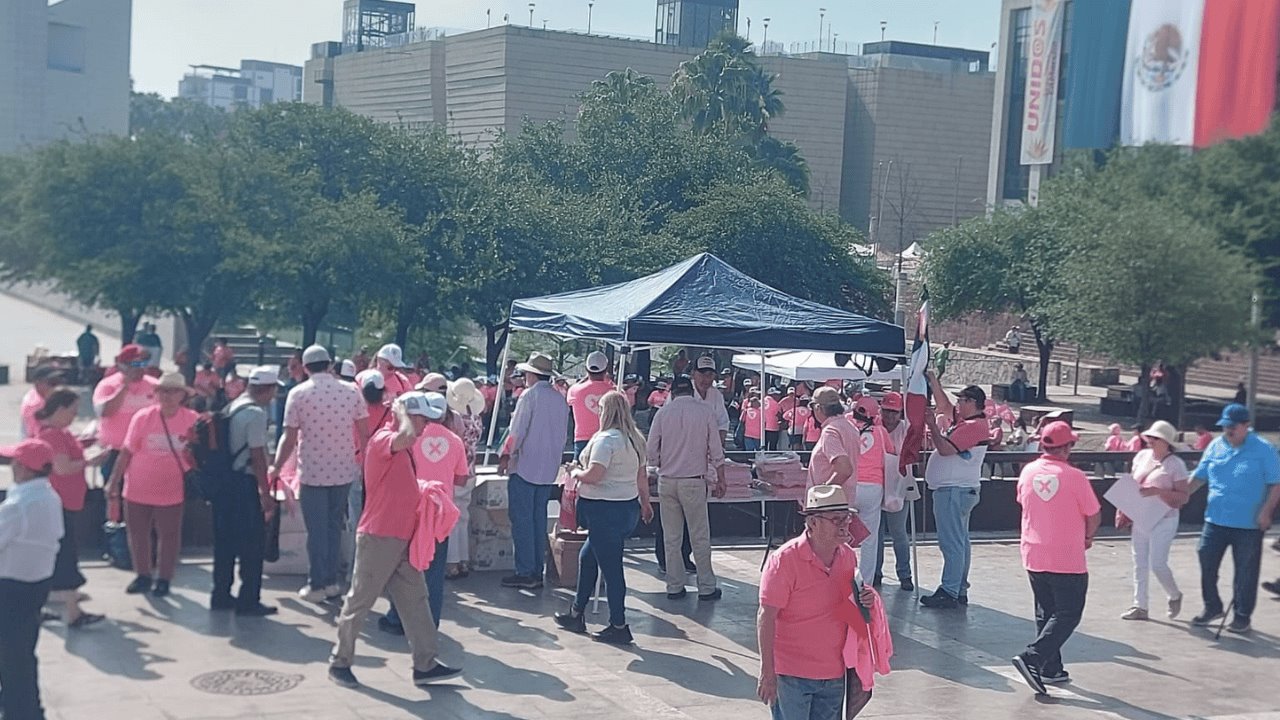 CNTE y Marea Rosa se enfrentan a gritos y empujones en el Zócalo