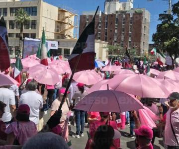 Hermosillenses participan en marcha de Marea Rosa