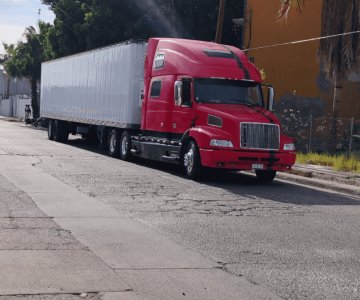 Encuentran a migrantes en caja refrigerada de tráiler