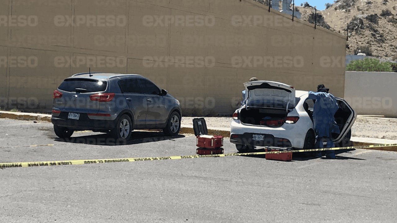 Aseguran vehículo abandonado y armas largas en estacionamiento comercial