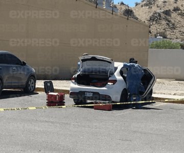 Aseguran vehículo abandonado y armas largas en estacionamiento comercial