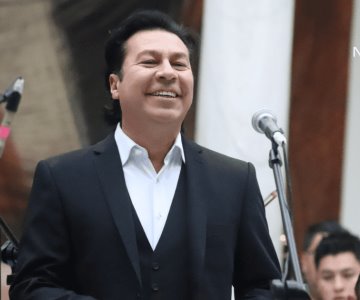 Tenor sonorense Jesús León recibe medalla Emiliana de Zubeldía