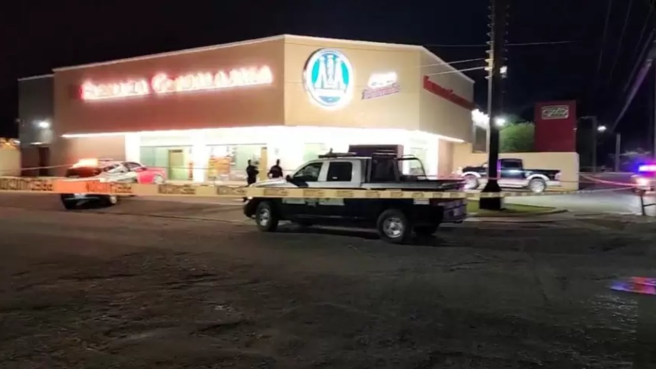 Detienen a hombre por robar botellas de shampoo en farmacia de Casa Bonita