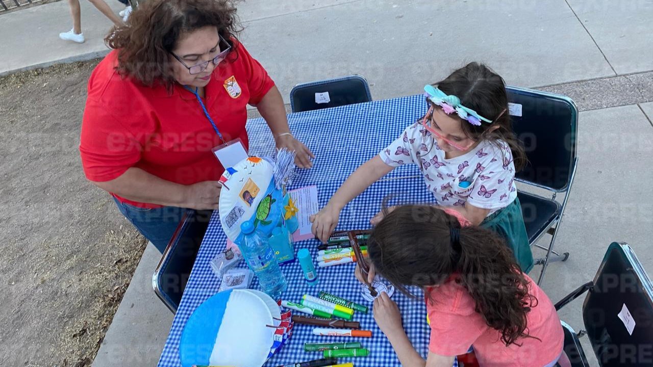 Niños se divierten y aprenden en los talleres infantiles