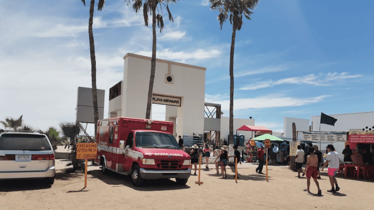 Rescatan a adulto mayor de ahogarse en playa El Veneno