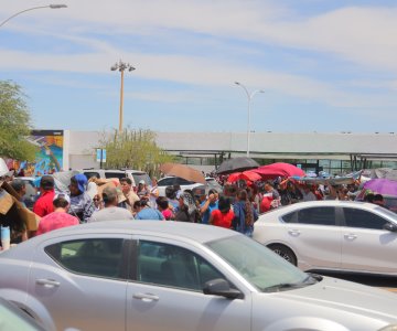 Votan en casilla especial del Aeropuerto entre riñas verbales y largas filas