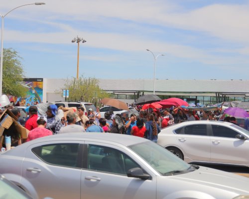 Votan en casilla especial del Aeropuerto entre riñas verbales y largas filas