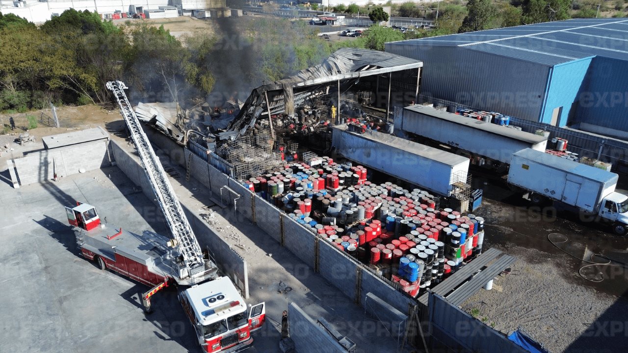 Fuerte incendio en bodega de reciclado; bomberos trabajan más de 7 horas