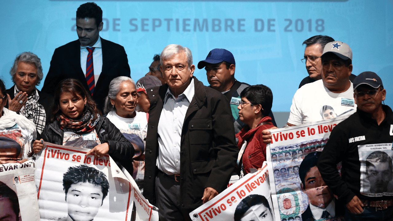 AMLO sostiene encuentro con padres de normalistas de Ayotzinapa