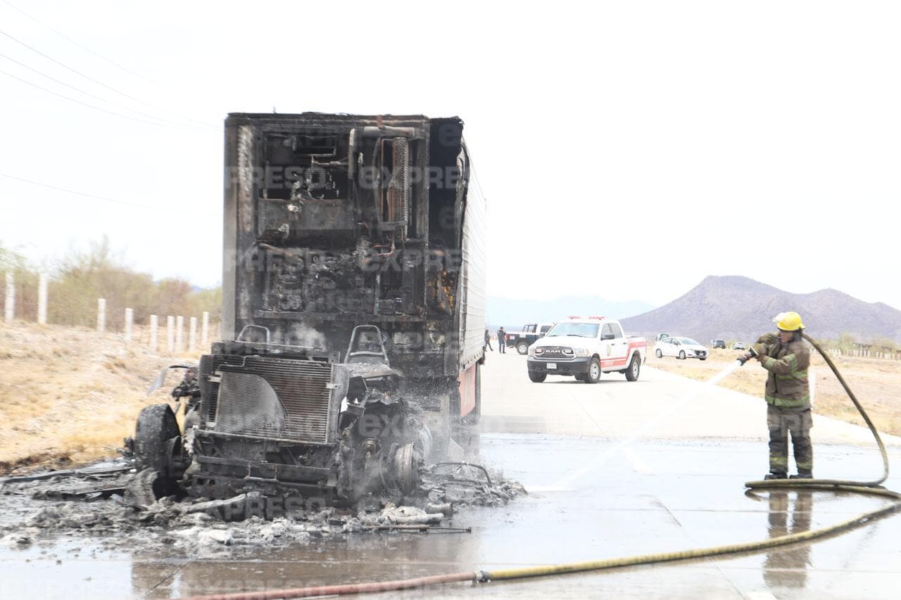 Cabina de trailer se convierte en cenizas en carretera Hermosillo-Guaymas