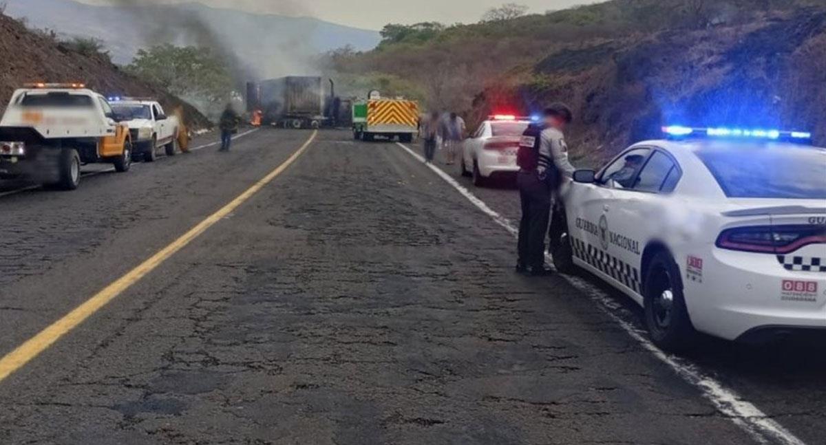 Queman vehículos en Michoacán tras captura de viagras