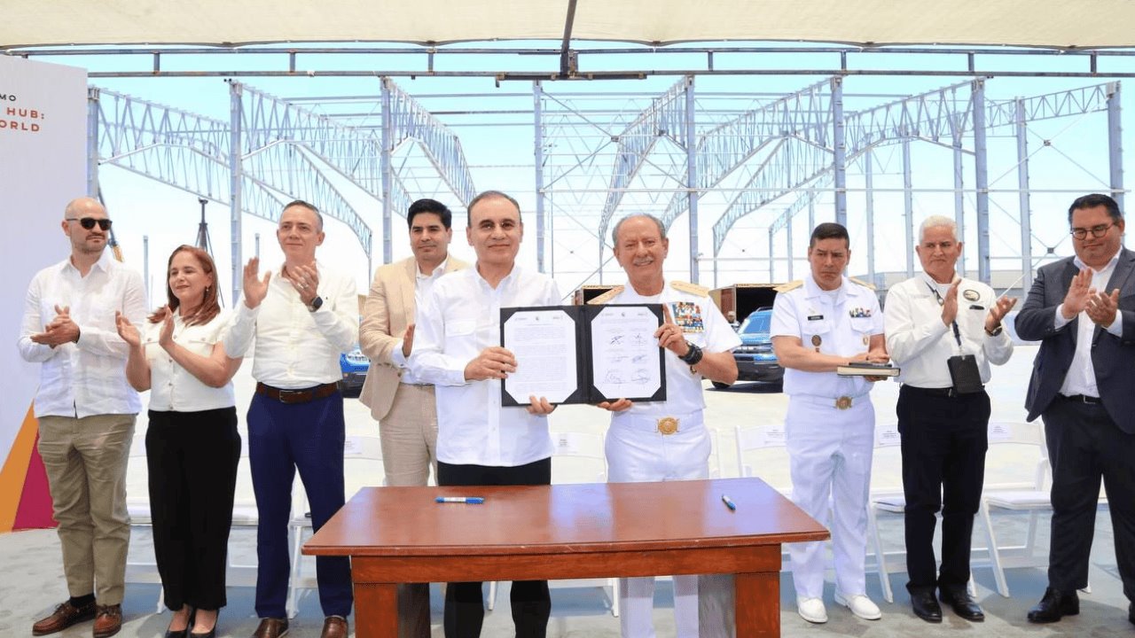 Parte desde Guaymas embarcación de vehículos de Ford hacia Chile