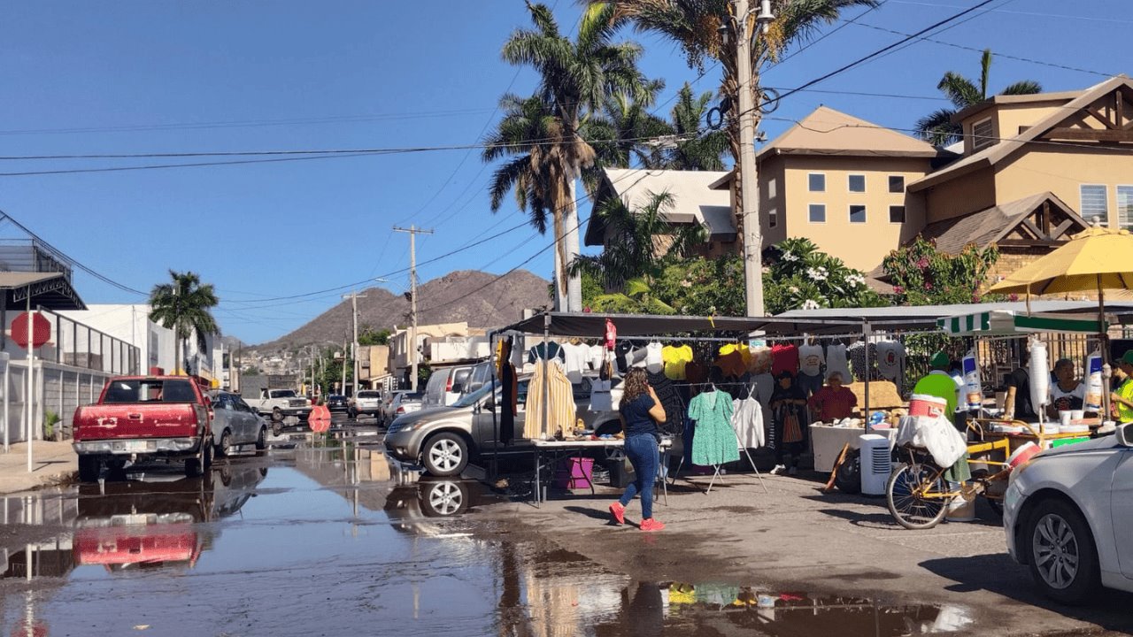 Tiangueros de Guaymas se instalan entre charcos por fuga de agua