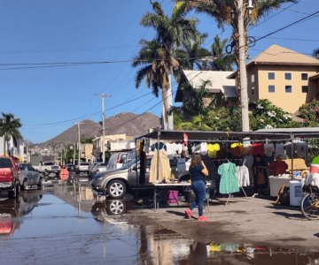 Tiangueros de Guaymas se instalan entre charcos por fuga de agua