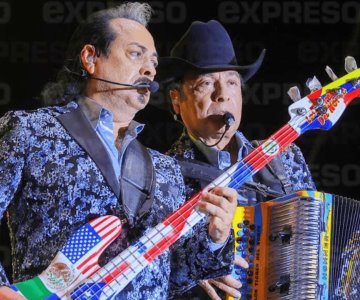 Rugen Los Tigres del Norte con todo y lluvia en el Fernando Valenzuela