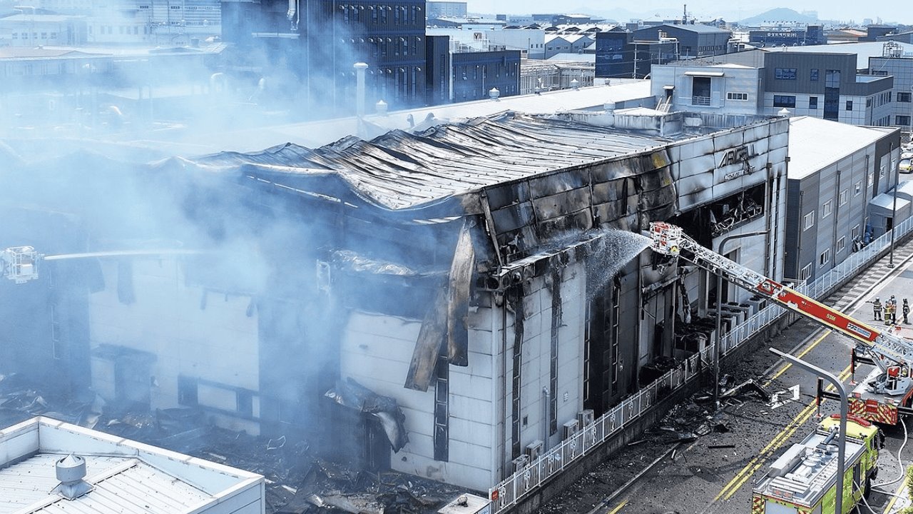 Incendio en fábrica de baterías en Corea del Sur deja 22 trabajadores muertos