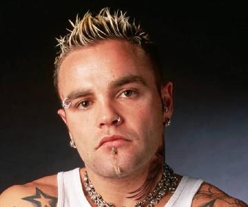 Muere Shifty Shellshock, líder de la banda Crazy Town, tenía 49 años