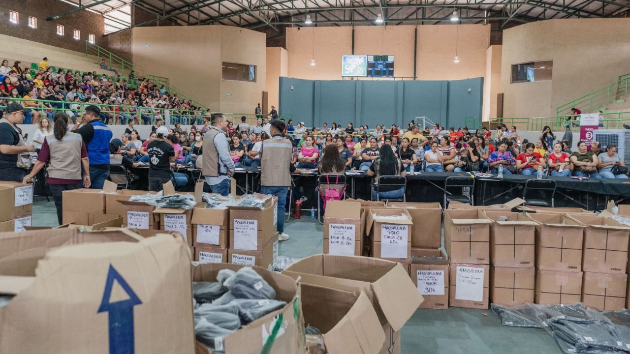 Entregan uniformes escolares en 60 municipios de Sonora