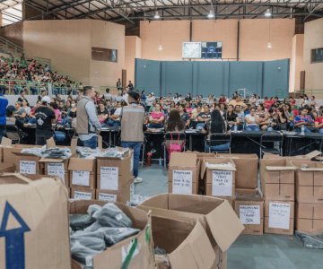 Entregan uniformes escolares en 60 municipios de Sonora