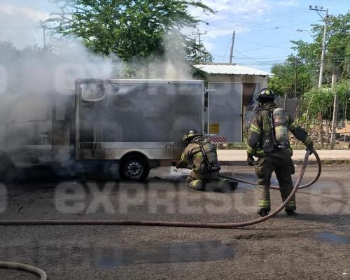 Llamas consumen vehículo eléctrico en colonia Las Minitas