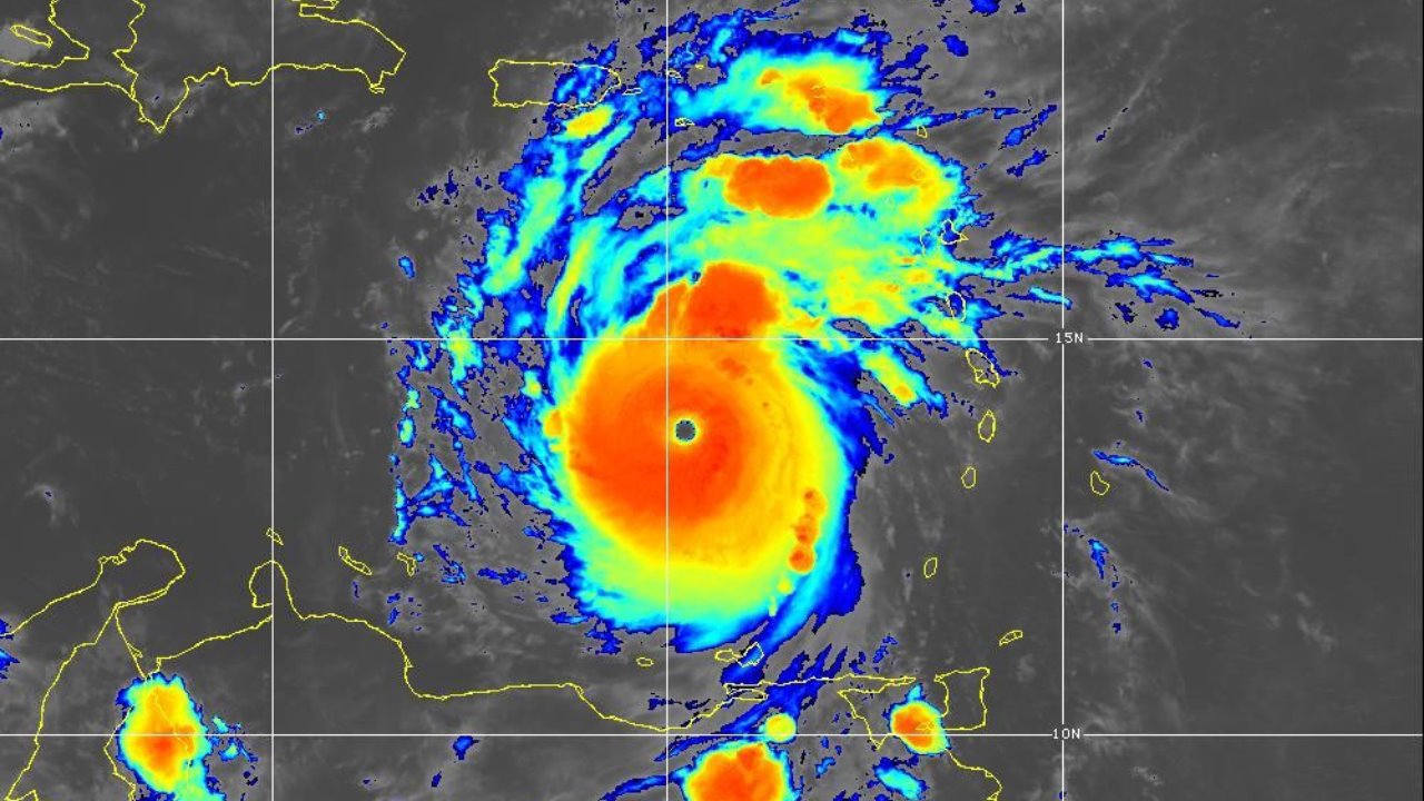 Beryl se convierte en huracán monstruo categoría 5