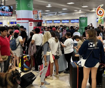 Pasajeros saturan aeropuertos de Quintana Roo por huracán Beryl