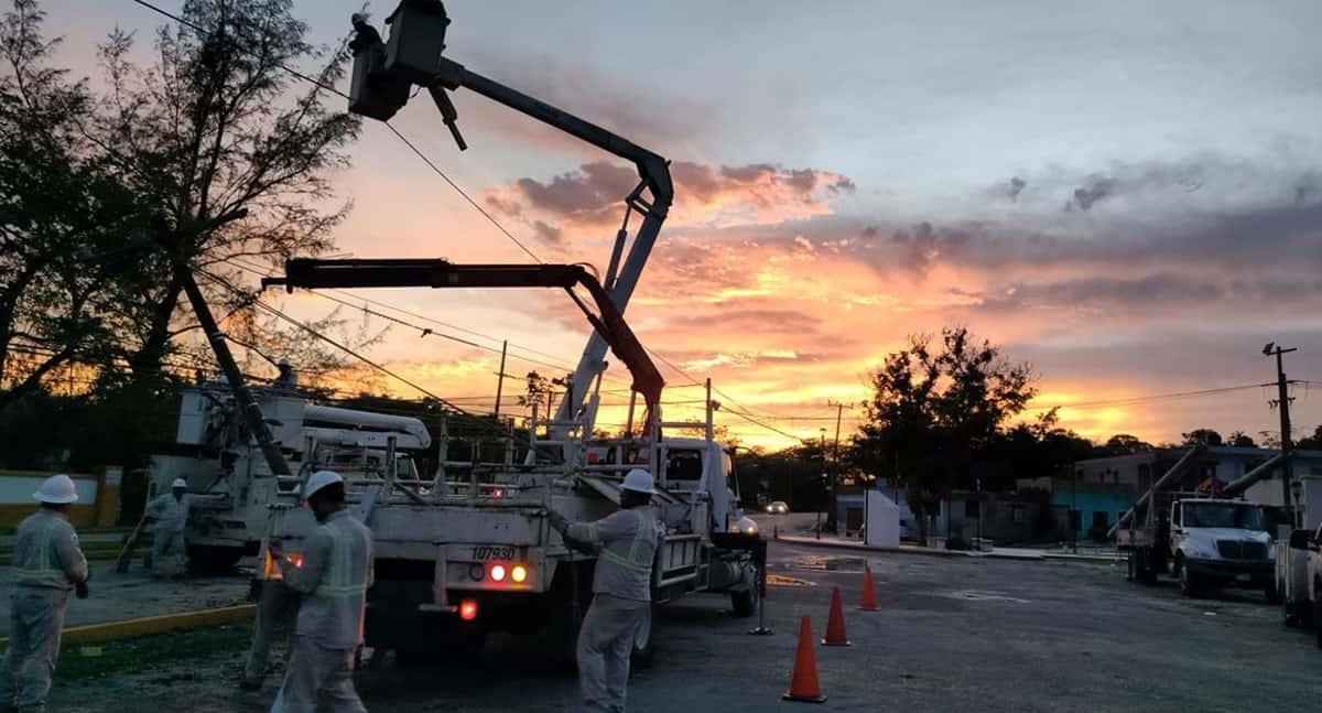 Restablecen al 93% energía eléctrica a afectados por Beryl