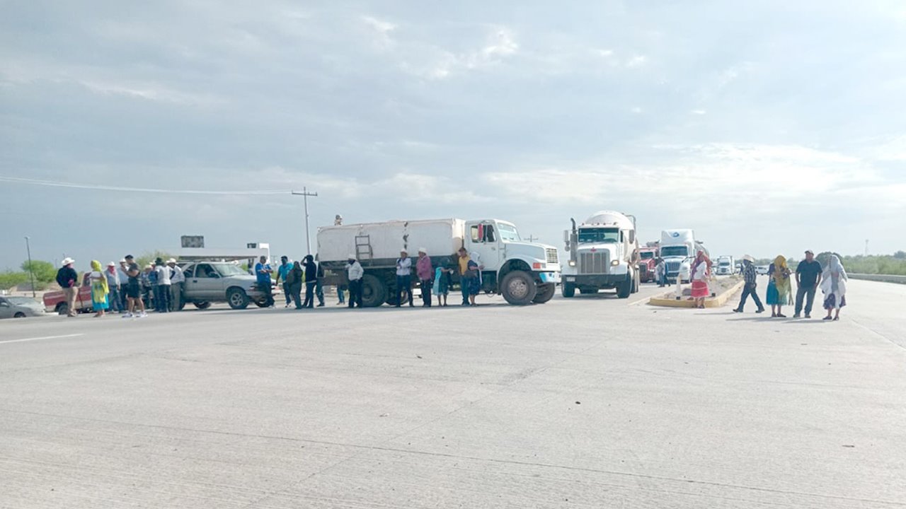 Bloquean Yaquis la carretera federal; piden más recursos