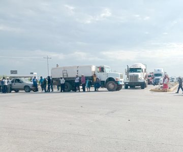 Bloquean Yaquis la carretera federal; piden más recursos