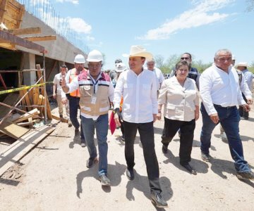 Supervisan construcción de UTH extensión Ures