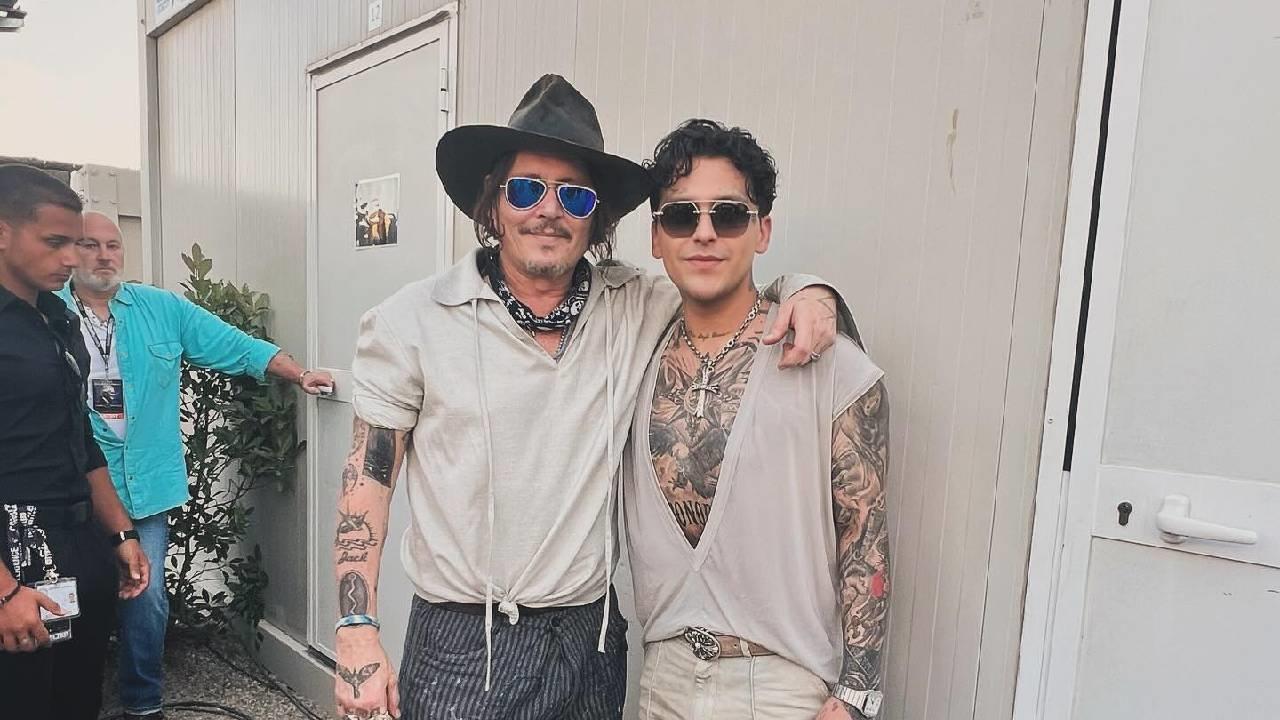 Christian Nodal comparte una foto ¡con Johnny Depp!