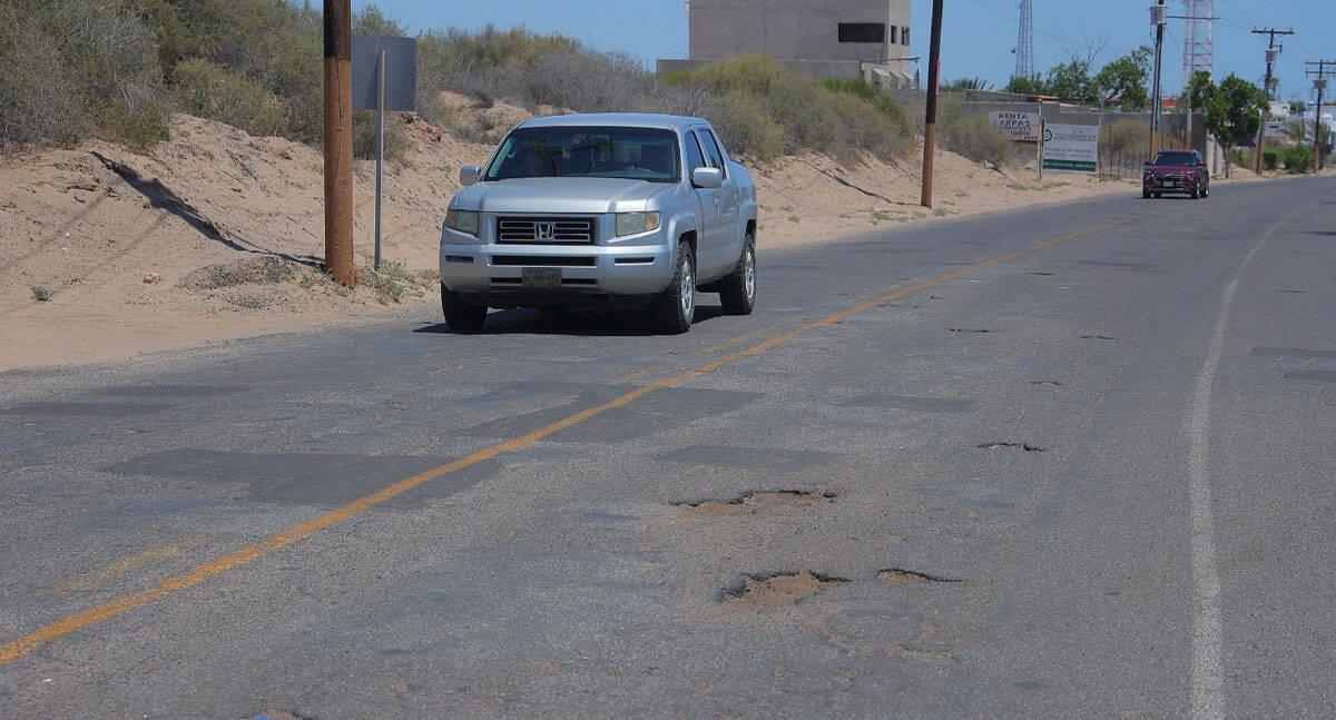 Proliferan los baches en Bahía de Kino; parece zona de guerra