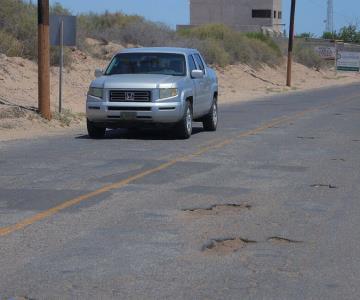 Proliferan los baches en Bahía de Kino; parece zona de guerra