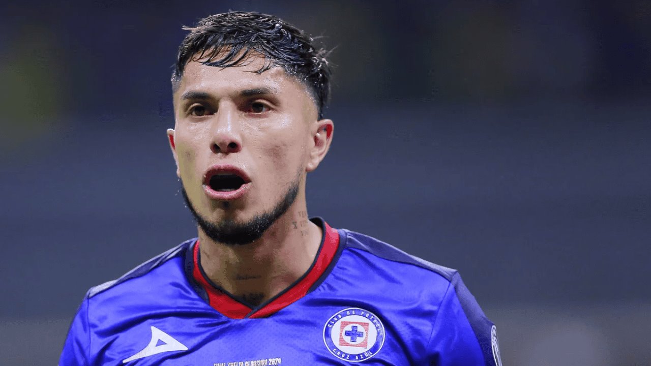 Carlos Salcedo rescinde contrato con el Cruz Azul tras muerte de su hermana