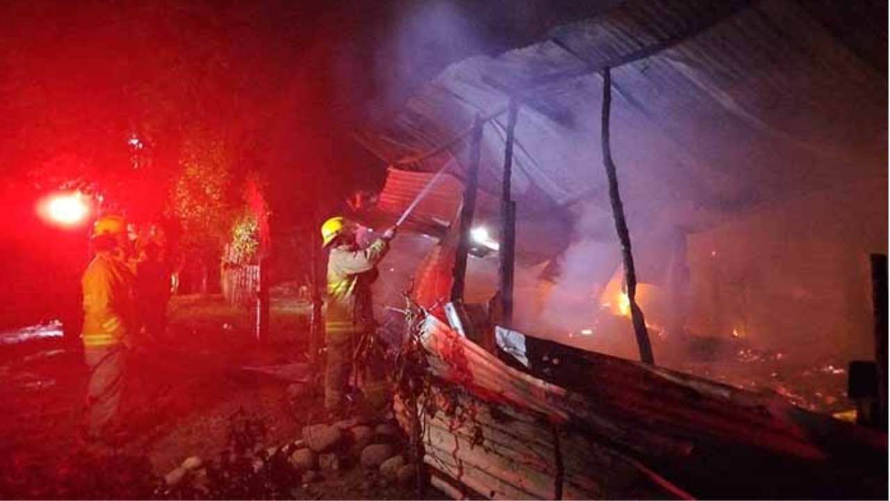 Incendio consume vivienda; propietario logra escapar