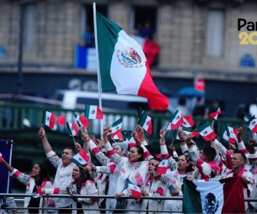 México desfila por el Sena en la ceremonia de apertura de París 2024