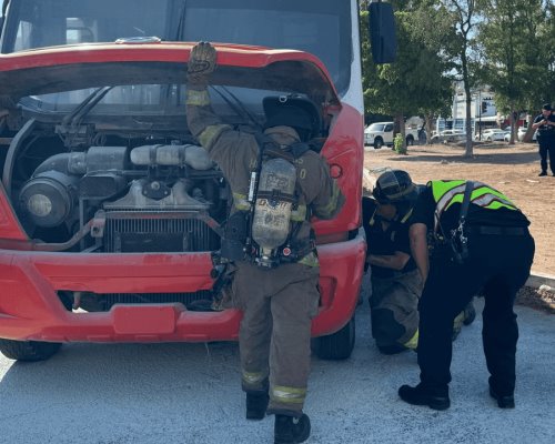 Camión sufre conato de incendio en el bulevar Luis Encinas