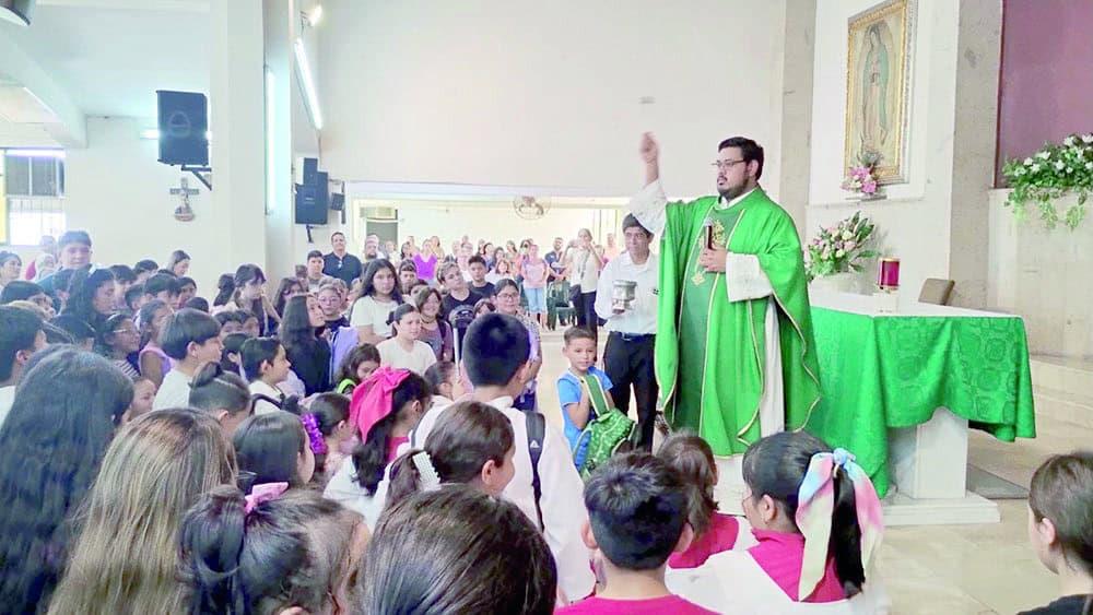 Dan bendición a pequeños feligreses por el regreso a clases