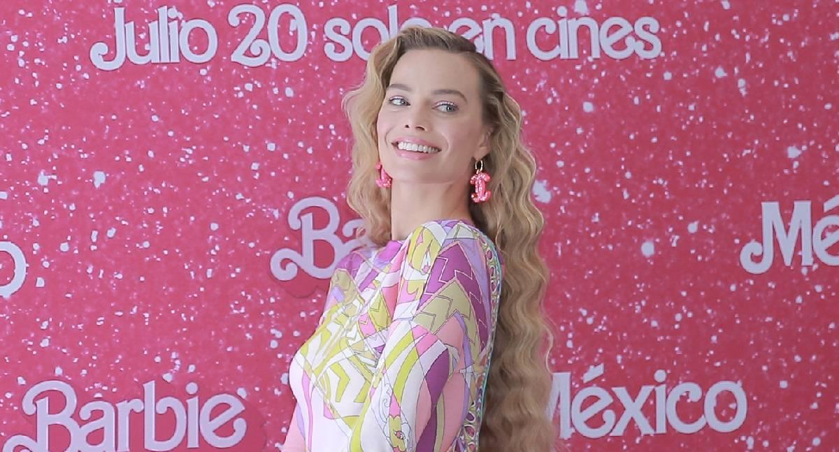 Margot Robbie luce su baby bump en la playa