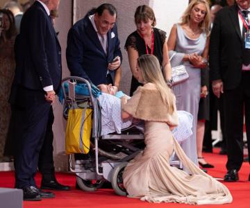 Angelina Jolie se arrodilla ante un fan en el Festival de Cine de Venecia